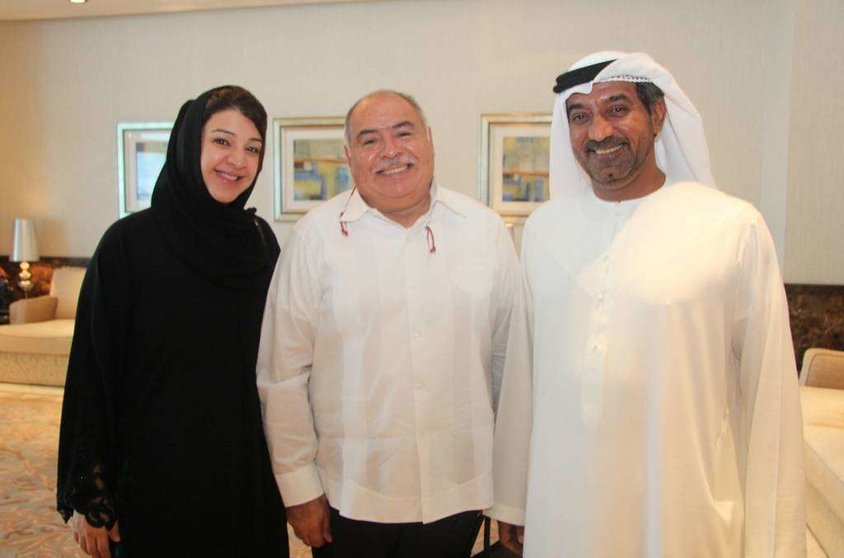 El embajador de México en Emiratos Árabes, Francisco Alonso -en el centro-, junto a la ministra de Estado de Dubai, Reem Ebrahim Al Hashimi -izquierda-, y al presidente de Emirates Group, el jeque Ahmed Bin Saeed Al Maktoum. (EL CORREO)