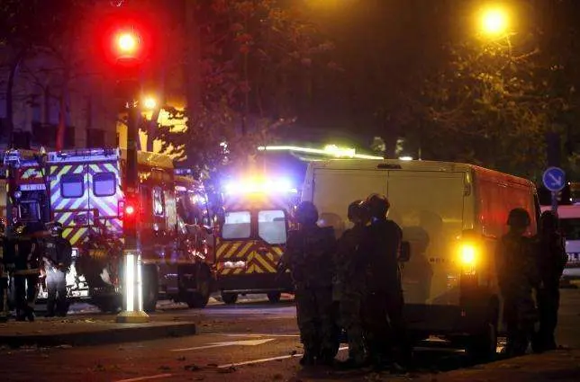 Policía francesa asegurando los alrededores de la sala de conciertos de Bataclan (Reuters)