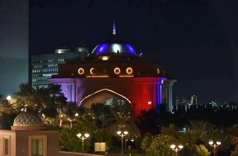 El Emirates Palace con los colores de la bandera de Francia. (Twitter)