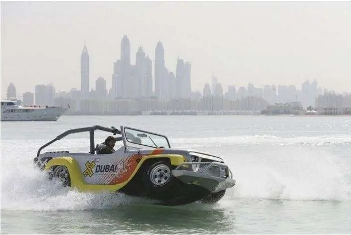 El coche anfibio en la playa de Palm Jumeirah.