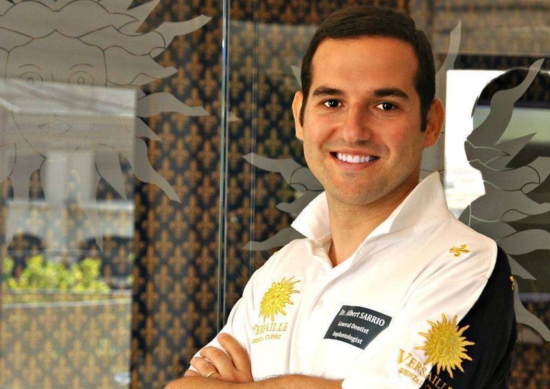 El valenciano Albert Sarrió ejerce como odontólogo en la Clínica Versailles de Dubai.