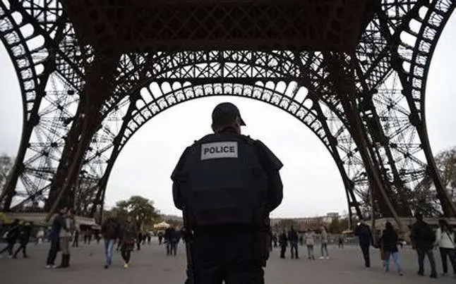 Un policía francés en tareas de seguridad en Paris.