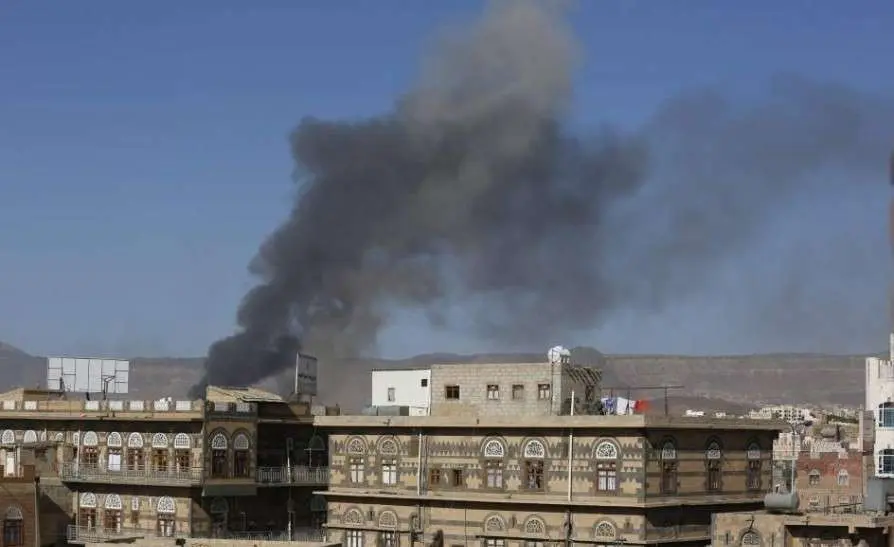 Una columna de humo tras un ataque aéreo en Saná. (Fuente externa)