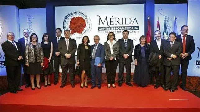 El presidente de la comunidad extremeña, Guillermo Fernández Vara (5d), acompañado por varios embajadores latinoamericanos, el presidente de la Academia de la Gastronomía de Latinoamérica, Rafal Ansón (7d), la secretaria general de Iberoamérica, Rebeca Gr