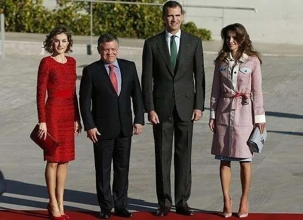 Los reyes de Jordania recibidos por los reyes de España en Barajas.