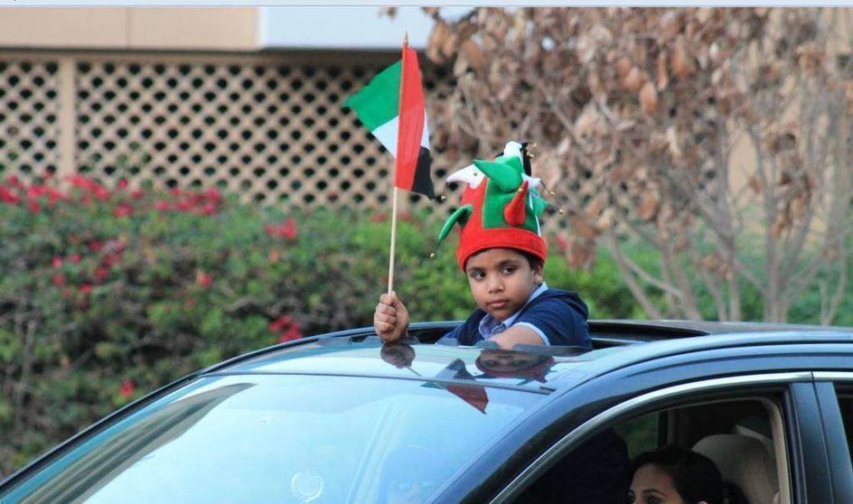 Un niño fuera del coche durante la celebración del Día Nacional de Emiratos. (EL CORREO)