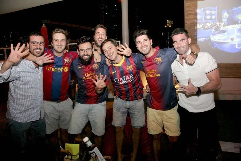 Inmensa alegría de los culés que se citaron en el hotel Medio One de Dubai tras finalizar el partido. (EL CORREO)