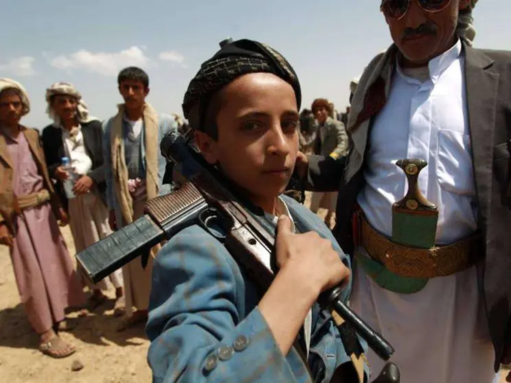 En la crisis de Yemen los niños cambian sus libros por Kalashnikovs (Independent)