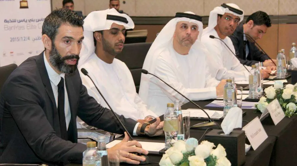 Fernando Sanz, primero por la izquierda, durante la presentación del encuentro de las Leyendas del Real Madrid frente a las Leyendas del Bani Yas. (EL CORREO)