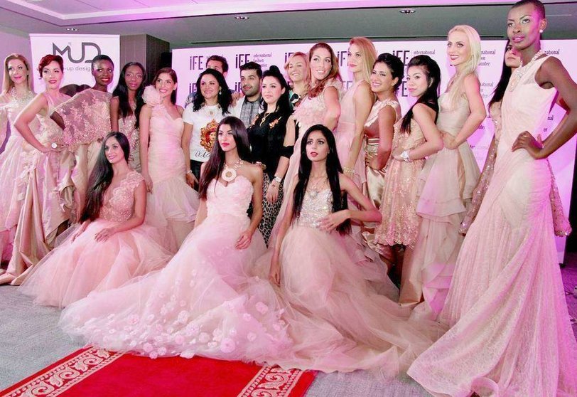 La diseñadora Abril Cervera junto a las modelos que participaron en su desfile en Dubai. (EL CORRREO)