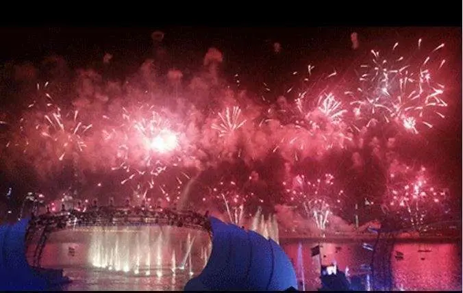 Un gran despliegue de fuegos artificiales tuvieron lugar durante el acto.