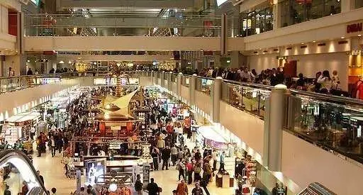 Una imagen de pasajeros en el aeropuerto de Dubai.