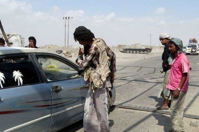 Miembros de los Comités Populares de Yemen inspeccionan un vehículo.