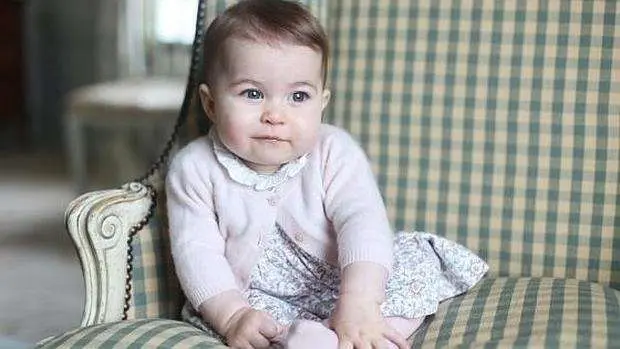 Una de las fotos de la princesa Carlota con el vestido español.