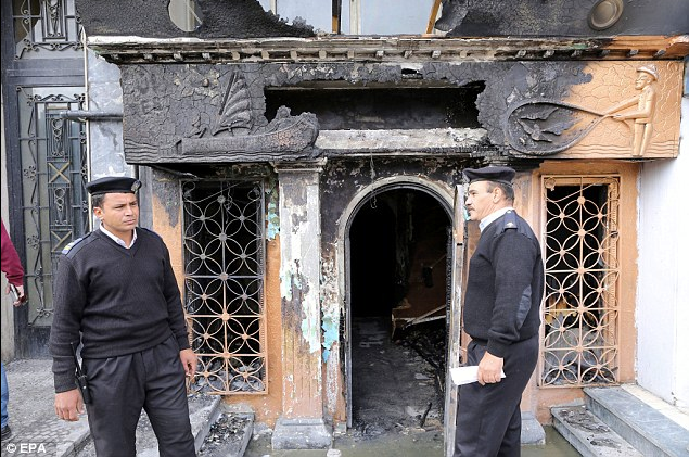 Fuerzas de seguridad resguardan las puertas del restaurante en Egipto. Foto: EPA