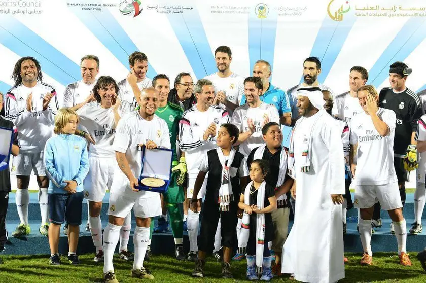 Roberto Carlos recibe el homenaje tras finalizar el encuentro. (Manaf K, Abbas)