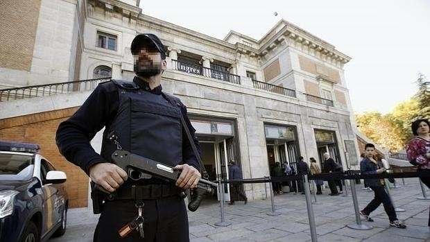 Un policía nacional en la puerta del Museo del Prado en Madrid.