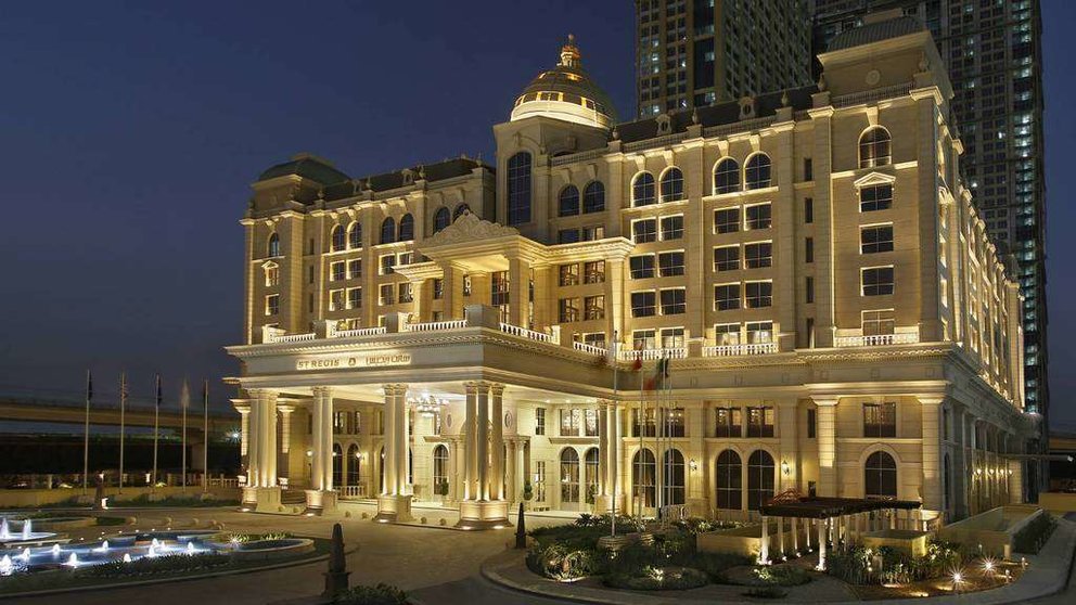 Entrada principal del hotel St Regis Dubai.