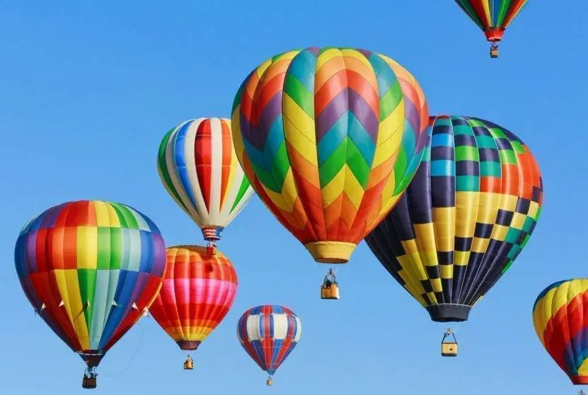 Globos aerostáticos en el cielo de Dubai.