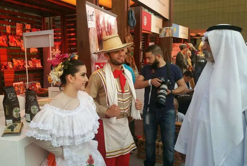 El jeque Nahyam bin Mubarak Al Nahyan, durante su visita al stand de Colombia. (EL CORREO)