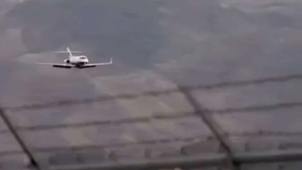 El avión aterrizó en un pequeño aeropuerto de California.