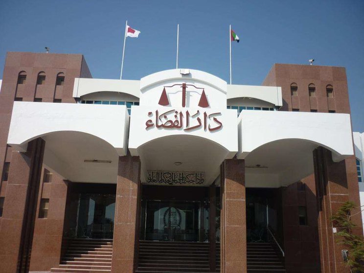 Acceso principal al Tribunal de Ras Al Khaimah.