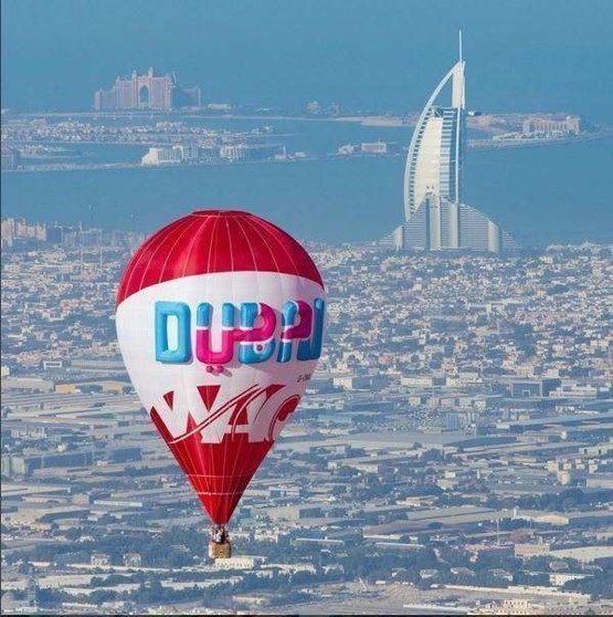 Un globo aerostático en la playa de Dubai.