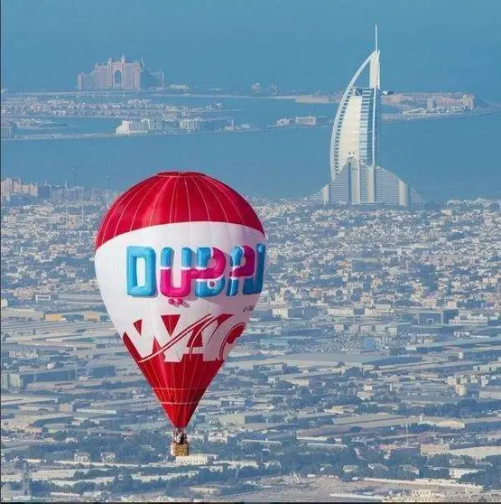 Un globo aerostático en la playa de Dubai.