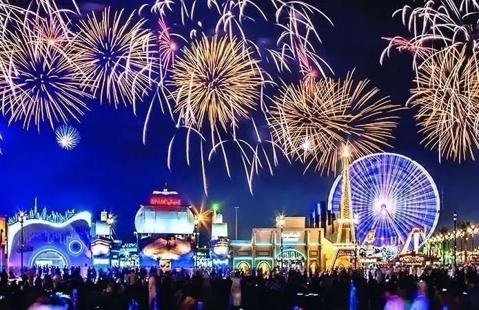 El nombre de 'Spain' brilla en el espectacular 'skyline' de Global Village. (EL CORREO DEL GOLFO)