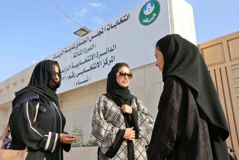 Efe: Mujeres saudies tras votar por primera vez