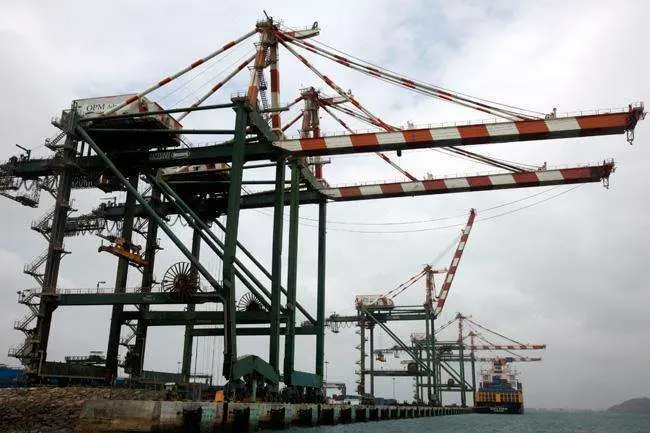 Terminal de contenedores en el puerto de Adén.