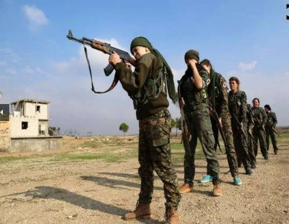 Mujeres siriacas durante un entrenamiento.