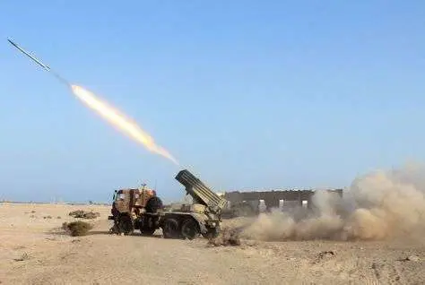 Los cohetes golpearon en un campamento del ejército en el Mar Rojo.