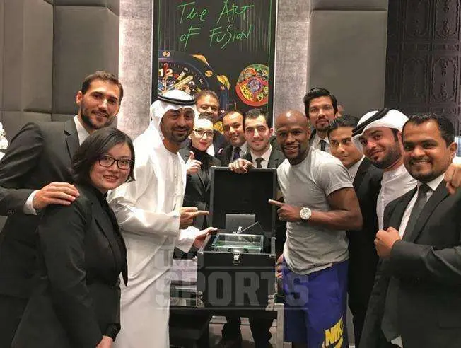 El boxeador con la compra en Dubai Mall.