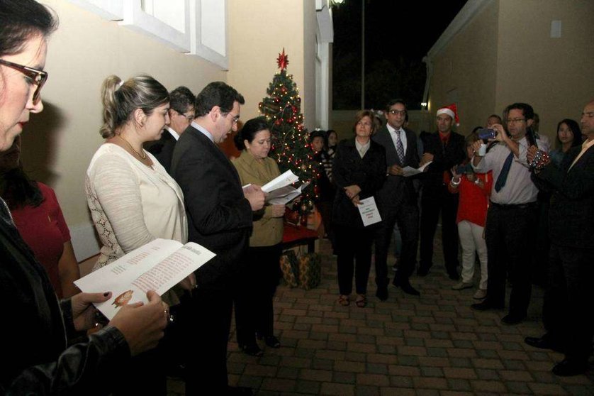 El embajador de Colombia, Faihan Al-fayez, participa junto a numerosos compatriotas en la Novena de Navidad. (EL CORREO DEL GOLFO)