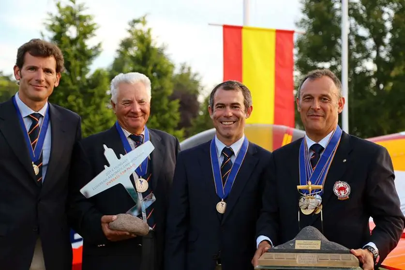 Integrantes del equipo español Bravo3 de vuelo acrobático. (Bravo3.es)