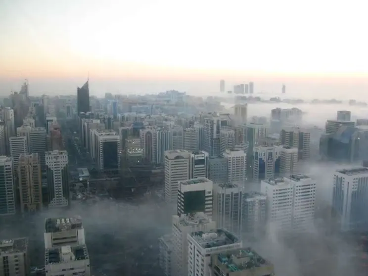 La densa niebla en Abu Dhabi.