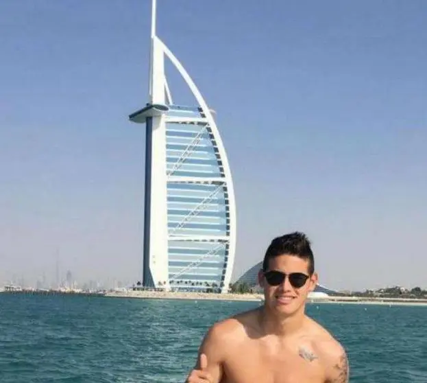 James Rodríguez en la playa de Jumeirah con el Burj Al Arab al fondo.