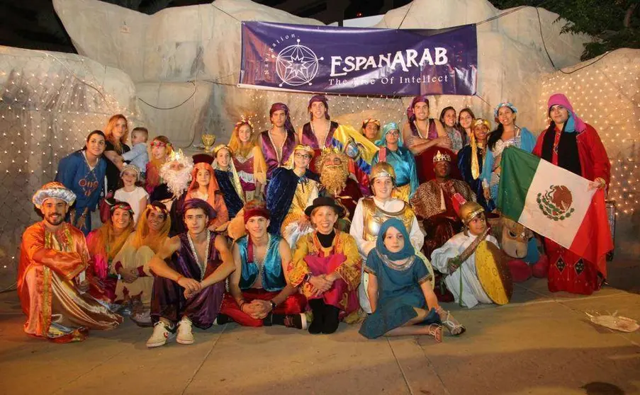Foto de familia de los Reyes junto a sus pajes, colaboradores y organizadores durante el desfile de 2015. (EL CORREO DEL GOLFO)