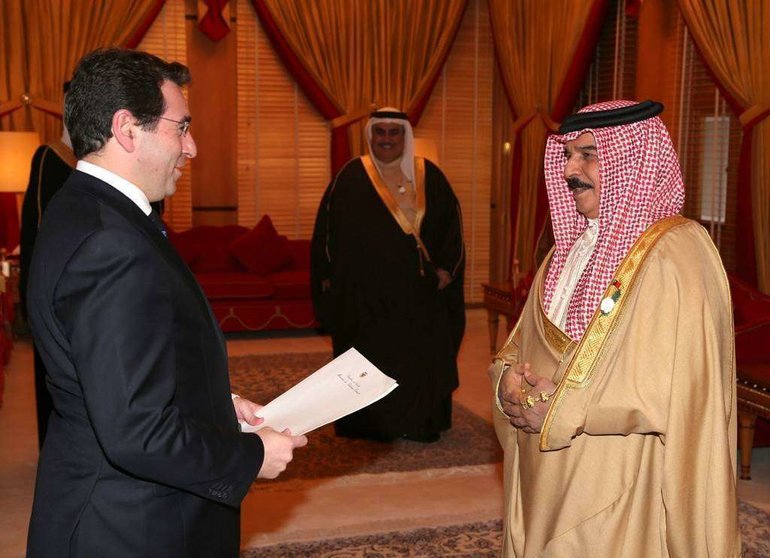 Faihan Al-Fayez entrega sus credenciales como embajador ante el Rey de Bahréin