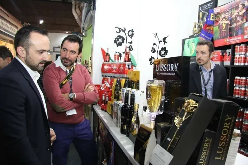 Productos catalanes en el pabellón de España del Global Village (EL CORREO).