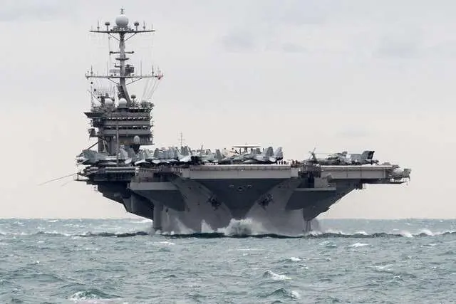 El portaaviones USS Harry S Truman transita el estrecho de Ormuz, el 26 de diciembre. 