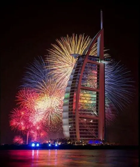 Fuegos artificiales en el Burj Al Arab de Dubai. (Dubai Media Office)