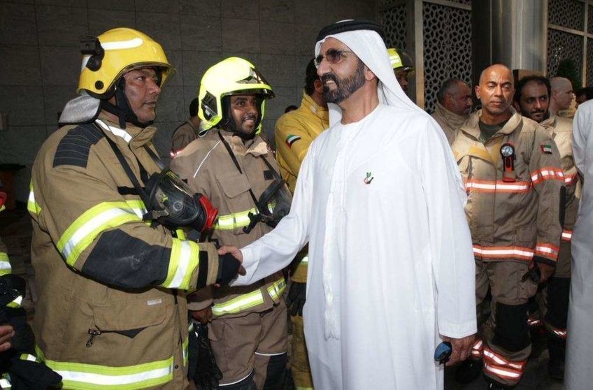 El jeque Mohammed bin Rashid Al Maktoum felicita miembros de los servicios de emergencia. (@DXBMediaOffice)