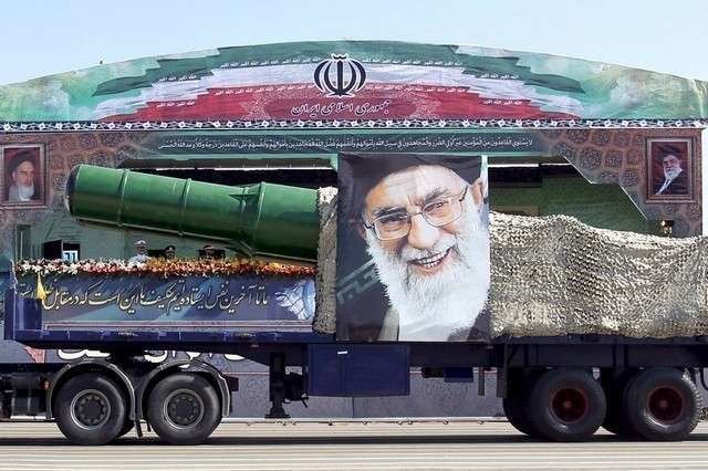 Un camión transporta un misil en Irán en septiembre de 2015.