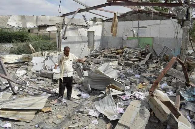 Un yemení intenta recuperar sus pertenencias de su casa destruída.