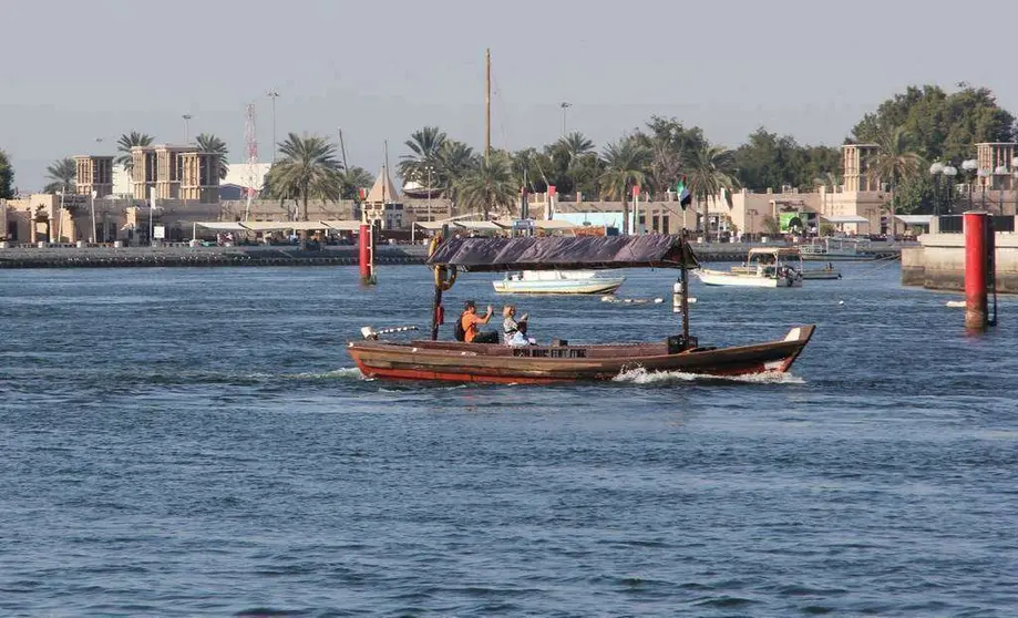 Paseando en 'dhow' por el Creek de Dubai a la altura de Al Bastakiya. (EL CORREO DEL GOLFO)