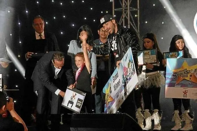 Lola Martínez Pérez recibe la banda como ganadora de Kidzania Superstarz 2015. (EL CORREO DEL GOLFO)