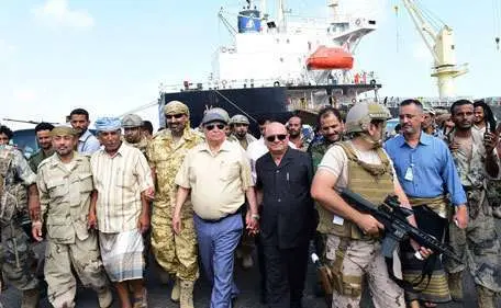 El presidente yemení Abed Rabbo Mansour Hadi, en el centro, en el puerto de Adén, Yemen, el 4 de enero de 2016. (AP)