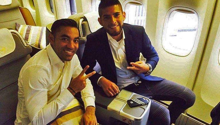 Marco Fabián junto a Carlos Zambrano en el vuelo a Abu Dhabi.